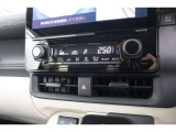 オートエアコン搭載。自動温度調整で車内温度が快適に♪