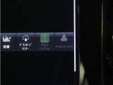 Apple CarPlayやAndroid Autoを利用すれば、スマホを簡単に接続できます。USBポートにケーブルをつなぐだけで、スマホの見慣れたホーム画面と共通するインターフェイスが表示されます。