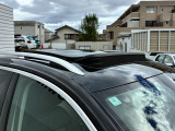 ステッチ入りソフト素材を採用し質感が向上したインテリア。当車両はレザーシートと電動パノラマスライディングルーフを特別装備しています。