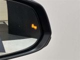 後続車が接近するのを知らせてくれるBSM(ブラインドスポットモニター)。接近するとドアミラー部の警告灯が光ってくれるので、万が一の追突も防げそうですね♪上級装備です。
