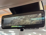 【デジタルインナーミラー】後席の大きな荷物や同乗者で後方が確認しづらい時でも安心!カメラが撮影した車両後方の映像をルームミラー内に表示。クリアな視界で状況の確認が可能です!