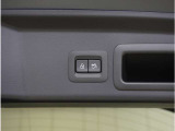 【パワーリアゲート】スイッチを操作することにより、リアゲートが自動で開閉します。自動開閉中のリアゲートを、半開以上の位置で止めることができます。