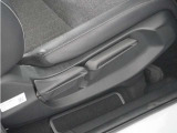 ◆シートハイトアジャスター◆運転席を上下に高さ調節ができます!運転ポジションを体格に合わせてシート調整できます。