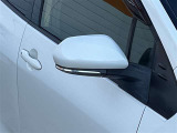 対向車や歩行者が認識しやすいサイドターンランプ付カラードドアミラー