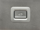 【パワーバックドア】スマートキーや運転席のボタンを押すだけでリアゲートが自動で開閉します!荷物を持っている時や、高い位置にあるバックドアを閉める際に便利な機能です♪