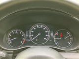 速度やエンジン回転数、燃料残量などをメーターで確認でき、運転に必要な情報を前方視界の中で把握しやすい配置です。各表示が円形にまとまり、見分けやすい構成です。
