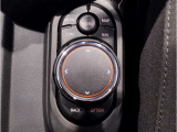 MINIの内装はとにかく『円』に拘ったデザインコンセプトが一目で伝わってきます。これほど円形に拘った車は他に御座いません。伝統のデザイン、トグルスイッチなど遊び心のある内装で御座います。