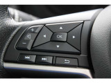各種のコントロールスイッチが内蔵され、運転に集中できるステアリング。革巻き素材と造形が手にしっくり馴染みます。