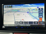 地図や道路情報を画面上で確認でき、目的地までのルート把握をサポート。表示切替や周辺検索の項目も見やすく、初めての道へ向かう際にも役立つ装備です。