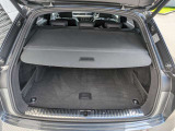 トランクシェードを装備しております。トランクに積んでいるお荷物を隠し、プライバシーや防犯に役立ちます。