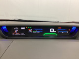 中央にデジタル表示のスピードメーターを配したハイブリット専用メーターになっています。左側のインフォメーション画面で燃費などの情報を確認できます。
