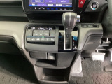 足元スッキリ、インパネシフトです。パーキングブレーキはフットブレーキタイプなので、運転席と助手席の間がスッキリしています。