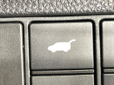 【パワーバックドア】スマートキーや運転席のボタンを押すだけでリアゲートが自動で開閉します!荷物を持っている時や、高い位置にあるバックドアを閉める際に便利な機能です♪