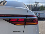 走行モードにあわせて点灯パターンを変更するとともに、後続車が2m 以内に近づくとすべてのOLED セグメントを点灯させることで車間距離を警告します。