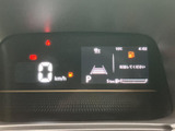 速度やシフト位置などの情報を画面にまとめて表示し、走行中も確認しやすい構成です。表示内容が見分けやすく、日々の運転を支える実用的なメーターまわりです。