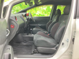 助手席から運転席まで見渡しやすい配置で、前席の足元にもゆとりがあります。シートは身体を包み込む形状で、同乗者も落ち着いて過ごしやすく、普段使いにもなじむ室内です。