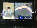360&deg;ビューモニターでは前後左右4つのカメラ映像をさまざまな走行状況に応じて切り替えてセンターディスプレイに表示することで、駐車時や狭い道でのすれ違い時、見通しの悪い交差点進入時でも安心感を高めます