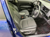 運転席と助手席は、身体を支える形状のシートに加え、落ち着いた色合いでまとめられています。前方を見渡しやすい視界と、すっきりした足元で日々の移動も快適に過ごせます。
