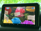 画面にはテレビ番組が表示され、停車中の休憩時間などに映像を楽しめます。画面いっぱいに映像が広がり、表示内容も見やすい印象です。車内で過ごす時間を快適にする装備としてご活用いただけます。