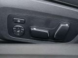 身体をしっかり支えながら長時間のドライブでも快適に過ごせるBMWのシート。素材の質感やステッチ細部まで丁寧に仕上げられたデザインが室内に上質な雰囲気を齎します。乗る度に心地良さを感じられるシートです。