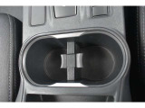 フロントカップホルダー装備ペットボトルなども置くことができます。