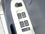 【電動格納ミラー】サイドミラーは電動格納式となっており、狭い駐車場でもキズがつくリスクを抑えられます。
