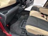 靴や小物を収納できる便利な助手席シートアンダーBOX