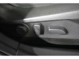 パワーシートを装備。お好みのポジションに細かく調整でき、快適な運転をサポートします。