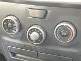 寒い冬も暑い夏も全席に快適な空調を届けてくれる、ダイヤル式エアコンを装備♪