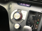 【オートエアコン】一度お好みの温度に設定すれば、車内の温度を検知し風量や温度を自動で調整。暑い&hellip;寒い&hellip;と何度もスイッチ操作をする必要はありません。快適な車内空間には必須の機能ですね♪