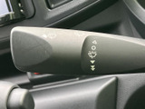 操作位置を示すマークがレバーに表示され、運転席から状態を把握しやすい設計です。手元で操作を行えるので、天候が変わりやすい日も運転中に扱いやすい装備です。