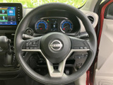 手元に複数のスイッチがまとまり、運転姿勢を保ちながら各種操作を行いやすい仕様です。メーターを見ながら扱いやすく、日常の移動でも便利さを感じていただける装備です。