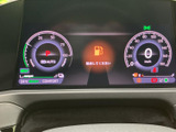 速度やシフト位置、各種表示を運転席正面で確認でき、必要な情報を把握しやすい配置です。表示がまとまっているため、運転前の確認にも便利です。