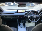 横方向にすっきりと広がるダッシュボードが運転席との造形的なつながりを表現し、助手席のパートナーへ心地よい開放感と安心感を演出しています。