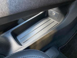 運転席と助手席の間にも収納スペース!小物をスッキリまとめることができるので便利です!