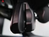 【ルームミラー一体型ETC】BMWといえばルームミラー一体型のETC。ドライバーから差し込めるかたちになっておりますので、差し忘れの際も慌てずにご利用いただけます。