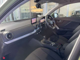 クオリティの高いシートを採用するのは、Audiのクルマづくりの哲学のひとつです。特に座り心地が重要です。体の大きなドイツ人が座っても頑丈な耐久性があります。。しかも肌触りも良く高級家具のようです。