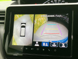 車両周辺を複数の視点で画面に表示し、駐車時の周囲確認をサポートします。ガイド線も表示されるため、後退時の位置合わせや駐車スペースへの出入りに役立つ装備です。