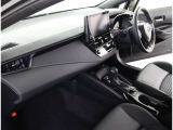 シックな色使いの運転席周りですね。すっきりとしたデザインで上品な色使いです。居心地の良い運転席長く座ってられるリラックスできるデザインがいいですね。