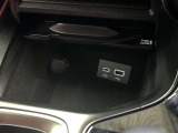 こちらのクルマはUSB接続コネクタも装備されています♪スマホの充電などにお使い下さい。ご旅行中での充電切れも、これなら心配いりませんね!
