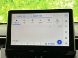 タッチ画面に検索欄や目的地登録、音楽などのメニューが並び、行き先の設定から車内での情報確認までスムーズに使い分けられます。普段のお出かけをサポートする便利な装備です。