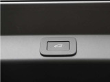 荷物を抱えているときにも便利なパワーテールゲートを装備。スイッチ操作ひとつでテールゲートを開閉でき、日常の荷物の積み下ろしをスマートにサポートします。