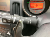 レバーには作動位置を示す表示があり、運転席から目で確認しながら扱いやすい配置です。雨天時や視界の確保が必要な場面でも、必要な操作を手元で行える実用的な装備です。