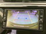 後方の映像に加え、進行方向の目安となるガイド表示も確認でき、駐車時の周囲確認をサポート。画面を見ながら車庫入れや切り返しを行う際に役立つ装備です。