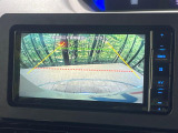 【バックカメラ】駐車時に後方がリアルタイム映像で確認できます。大型商業施設や立体駐車場での駐車時や、夜間のバック時に大活躍!運転スキルに関わらず、今や必須となった装備のひとつです!