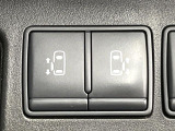 【両側パワースライドドア】スマートキーや運転席のスイッチで後席両側スライドドアの開閉が可能♪電動だから力を入れてドアを開ける必要が無く、小さなお子様でも簡単に開け閉めでき快適です♪