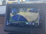 【バックカメラ】運転が苦手な方も車庫入れラクラク。ギアをリバースに入れれば自動的に切り換わりますので、面倒な操作は不要です。狭い駐車場も大切なお車を傷つけず安心です。