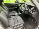 前席は運転席と助手席が並び、着座した際に前方や左右の様子を確かめやすい室内です。シートの形状が身体を支え、ドアを開けたまま乗り降りする際も足元を確認しやすい配置となっています。
