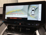 パノラミックビューモニター付きです。車両を上から見たような映像をディスプレイオーディオ画面に表示。運転席からの目視だけでは見にくい、車両周辺の状況をリアルタイムでしっかり確認できます。