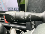 レバーには各操作を示す表示があり、手元で設定内容を確かめやすい仕様です。雨天時など視界の確保が必要な場面でも、必要な操作を確認しやすく便利です。